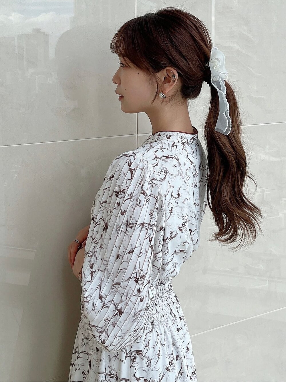 ホワイト系のワンピースを着用したレディースの秋コーディネートの8枚目の写真