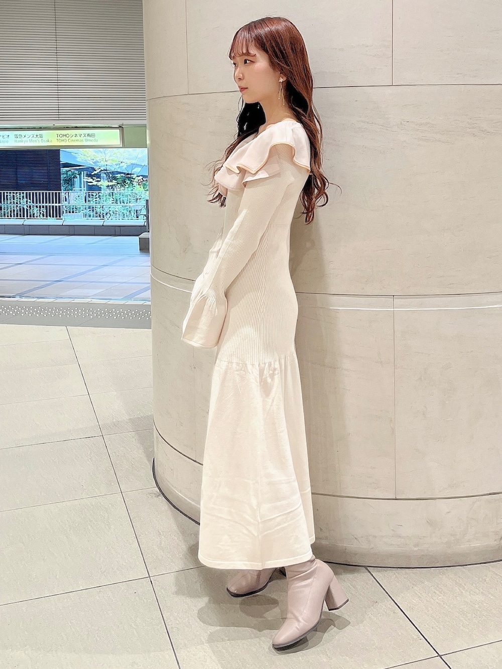 ホワイト系のワンピース、ベージュ系のブーツを着用したレディースの秋コーディネートの2枚目の写真