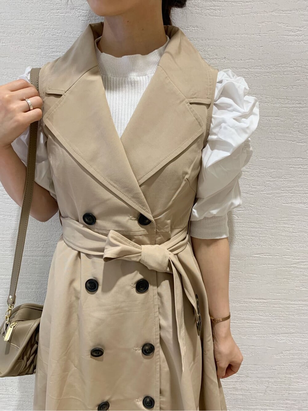 ベージュ系のワンピース、ベージュ系のブーツ、ホワイト系のニット/セーターを着用したレディースの秋コーディネートの7枚目の写真