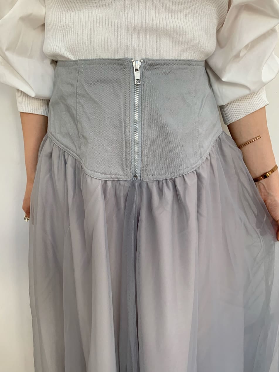 グレー系のスカート、ホワイト系のパンプス、ホワイト系のニット/セーターを着用したレディースの秋コーディネートの9枚目の写真