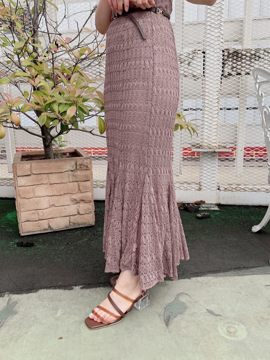 ベージュ系のスカート、ホワイト系のTシャツ/カットソー、ブラウン系のサンダルを着用したレディースの夏コーディネートの10枚目の写真