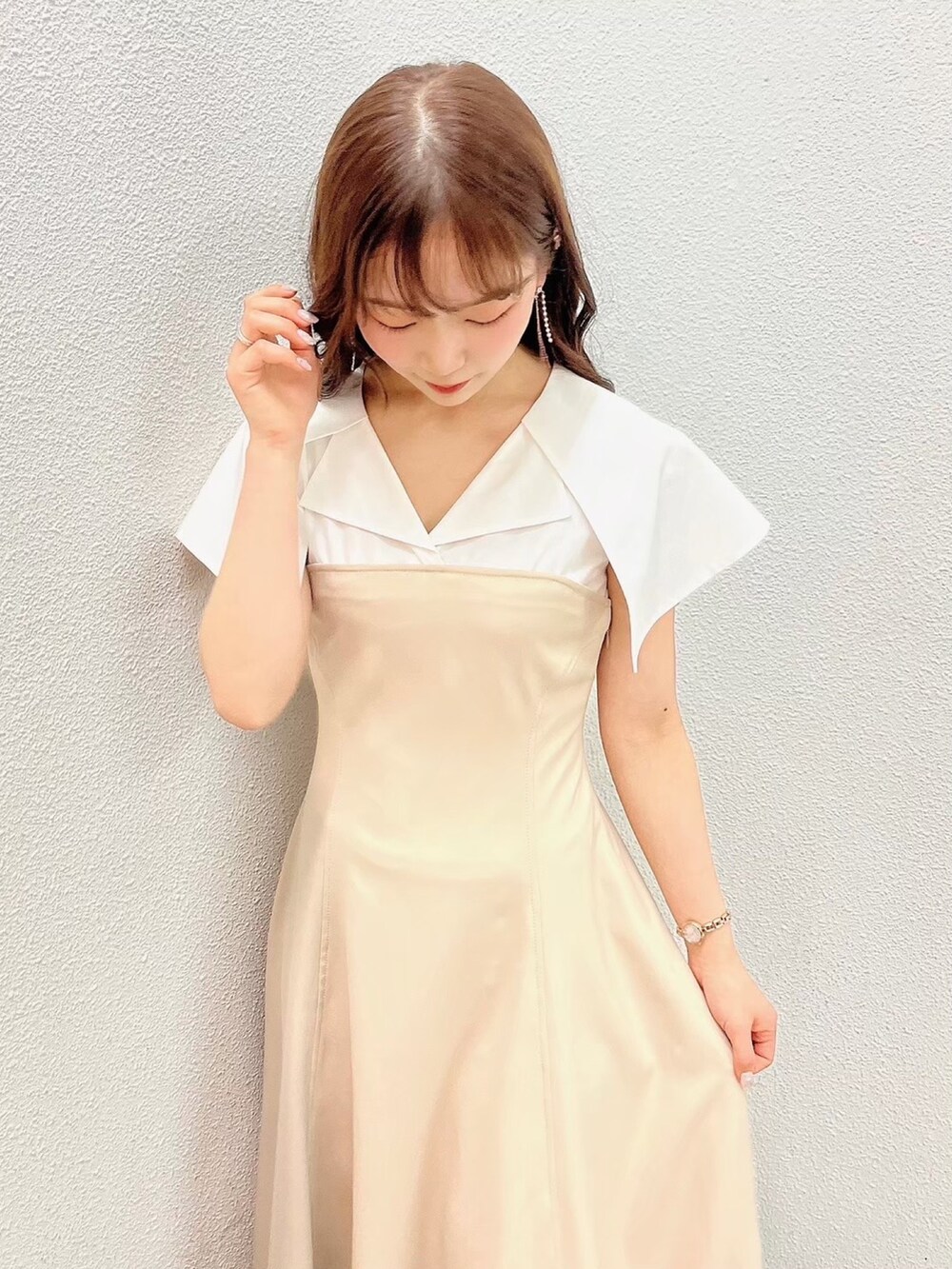 ベージュ系のワンピース、ホワイト系のパンプスを着用したレディースの夏コーディネートの6枚目の写真