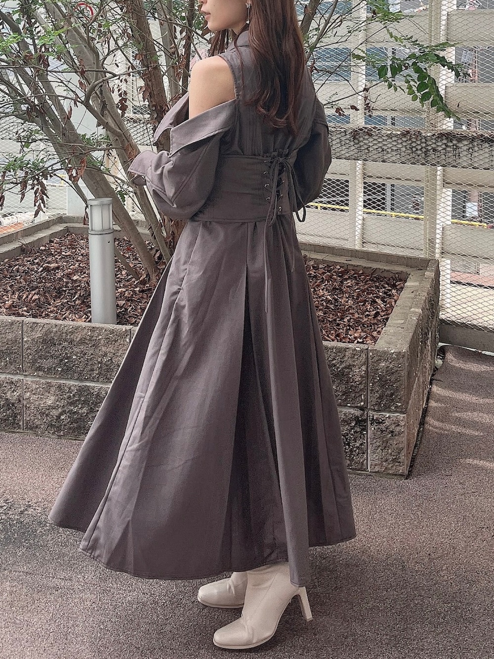 グレー系のワンピース、ホワイト系のブーツを着用したレディースの秋コーディネートの6枚目の写真