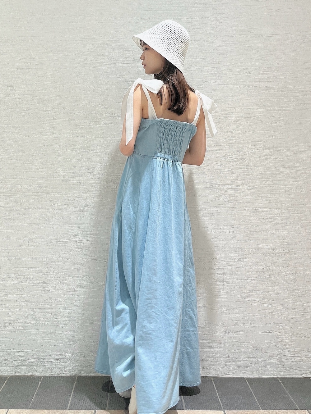 ホワイト系のカーディガン/ボレロ、ブルー系のワンピース、ホワイト系のパンプスを着用したレディースの夏コーディネートの4枚目の写真
