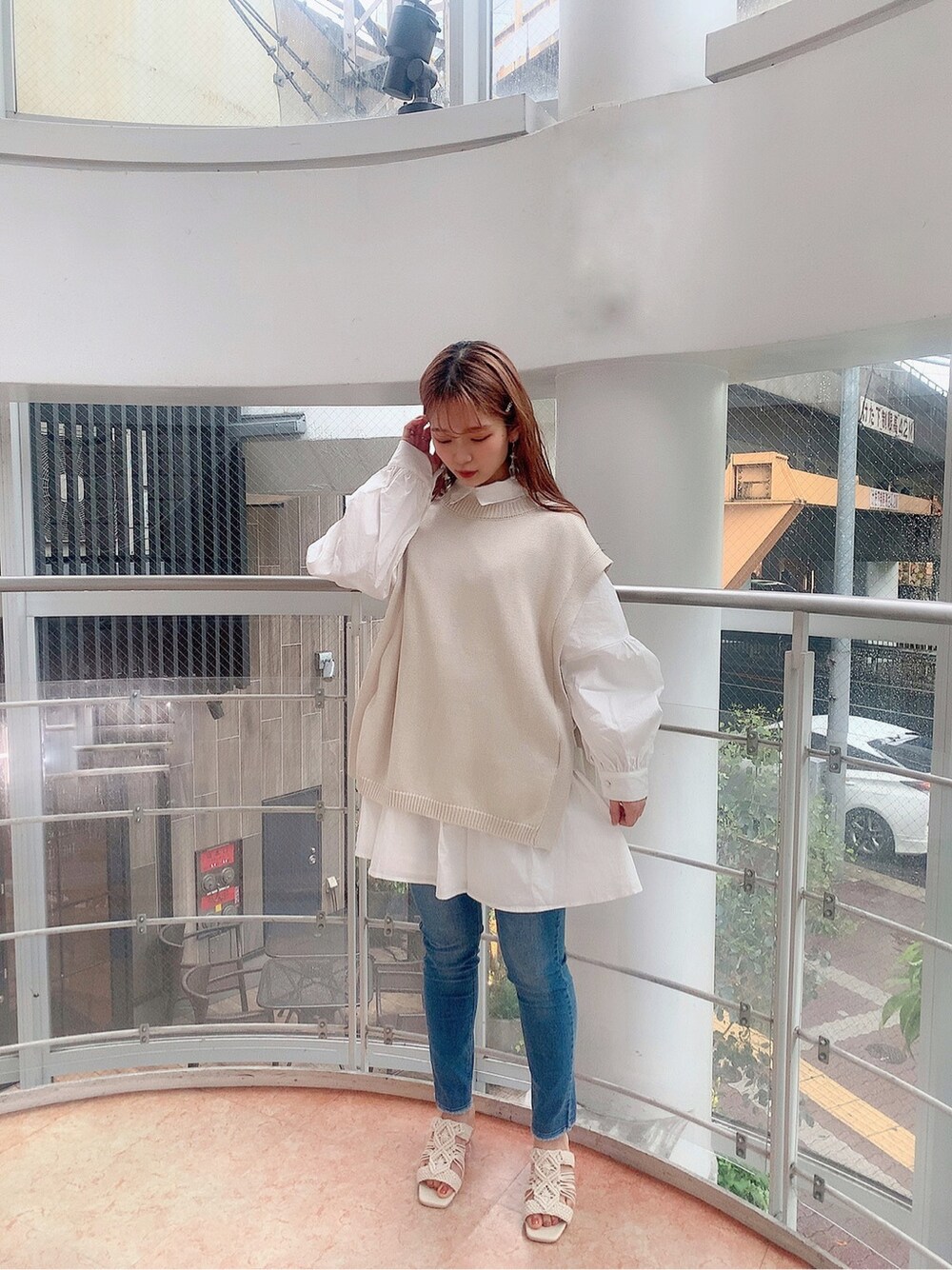 ブルー系のデニムパンツ、ホワイト系のシャツ/ブラウス、ホワイト系のサンダルを着用したレディースの春コーディネートの3枚目の写真