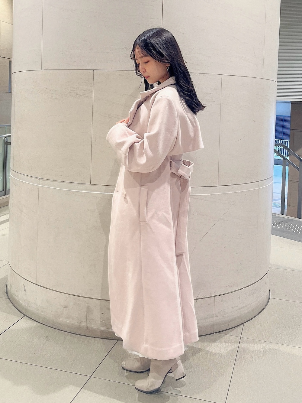 ベージュ系のブーツ、ホワイト系のワンピース、ピンク系のその他アウターを着用したレディースの冬コーディネートの4枚目の写真