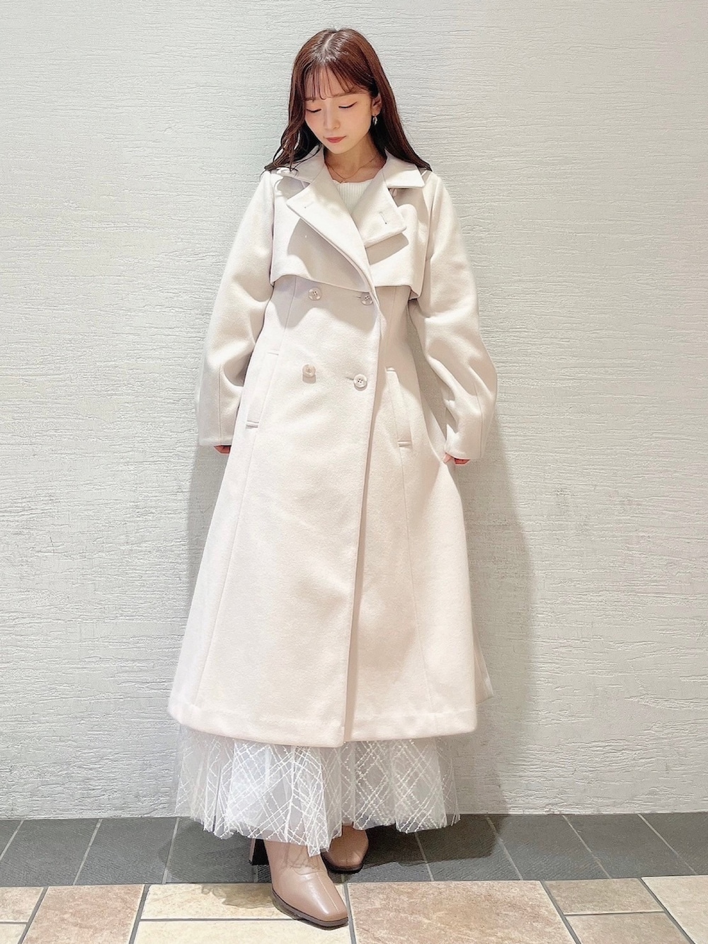 ホワイト系のその他アウター、ホワイト系のスカートを着用したレディースの夏コーディネートの3枚目の写真