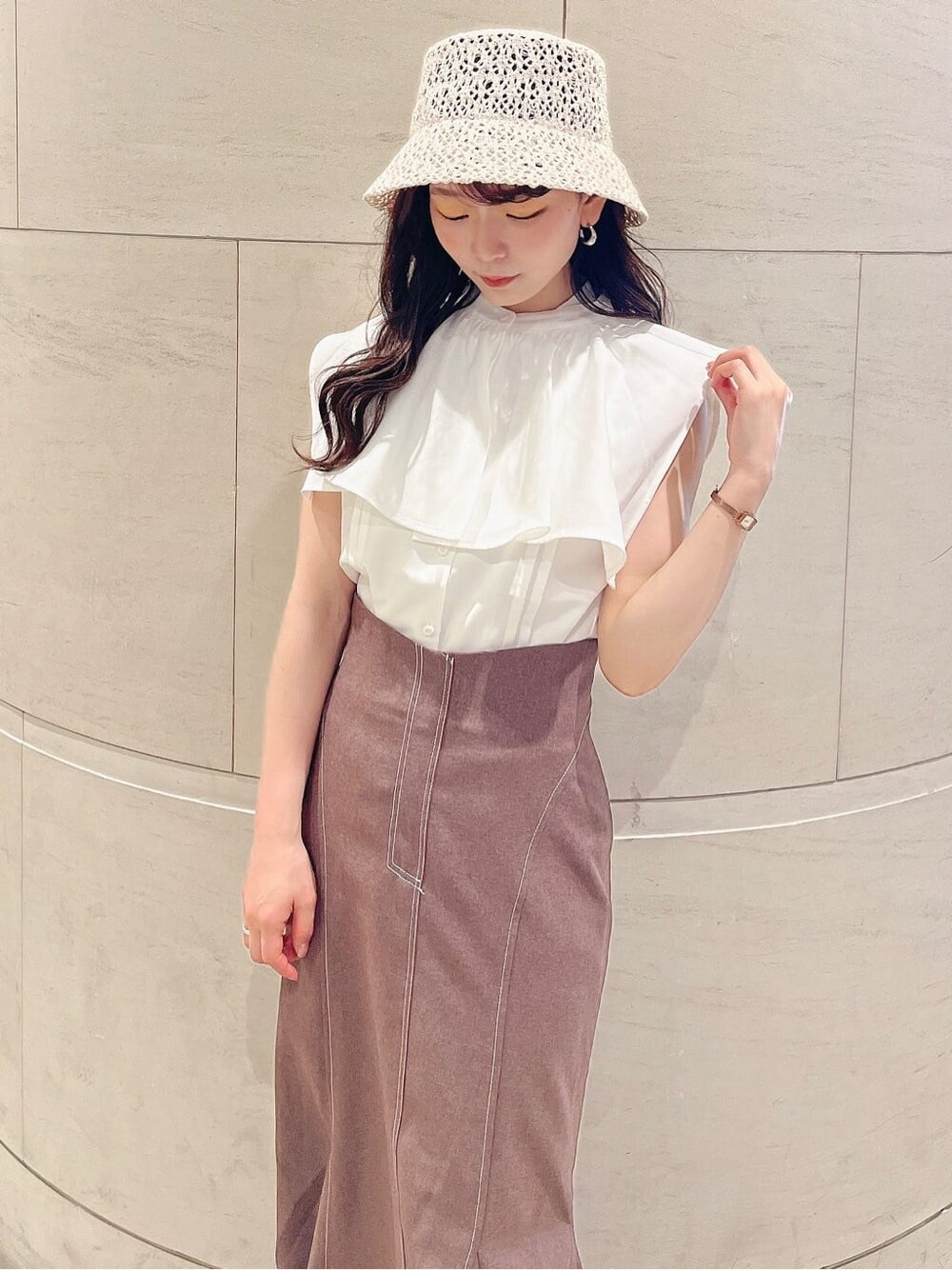 ベージュ系のサンダル、ホワイト系のシャツ/ブラウス、ブラウン系のスカートを着用したレディースの夏コーディネートの4枚目の写真