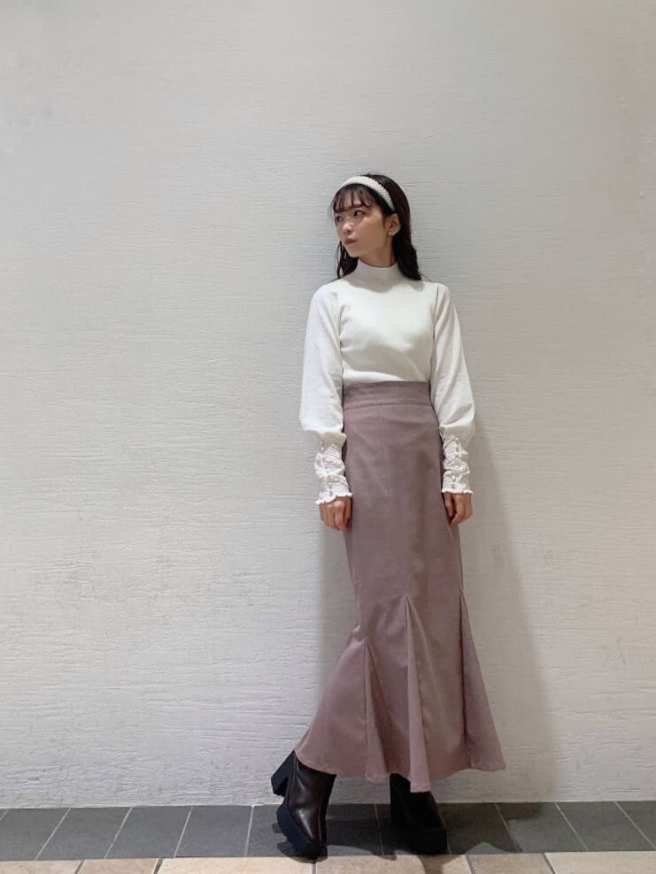 ピンク系のその他アウター、ブラウン系のブーツ、ベージュ系のスカートを着用したレディースの秋コーディネートの7枚目の写真