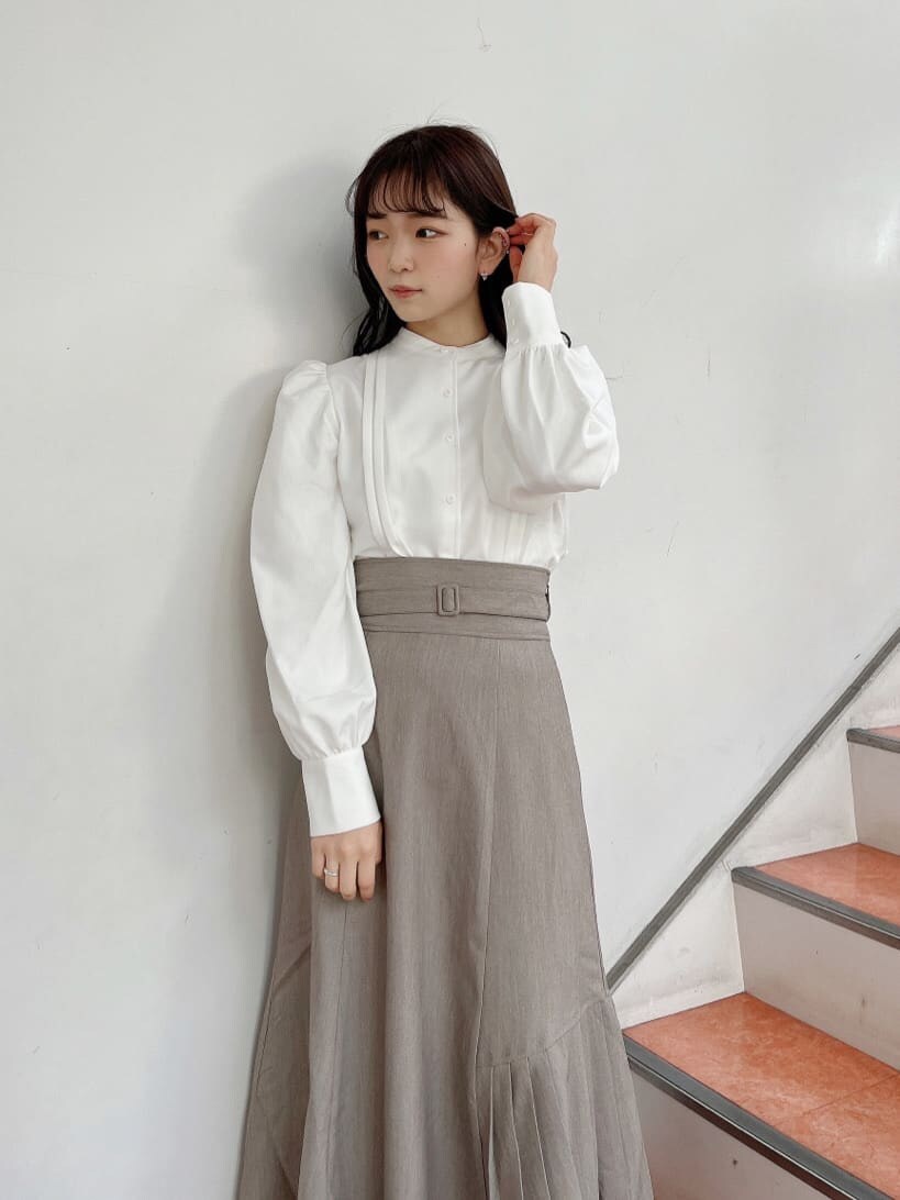 ホワイト系のシャツ/ブラウス、ベージュ系のローファー、ベージュ系のスカートを着用したレディースの冬コーディネートの6枚目の写真