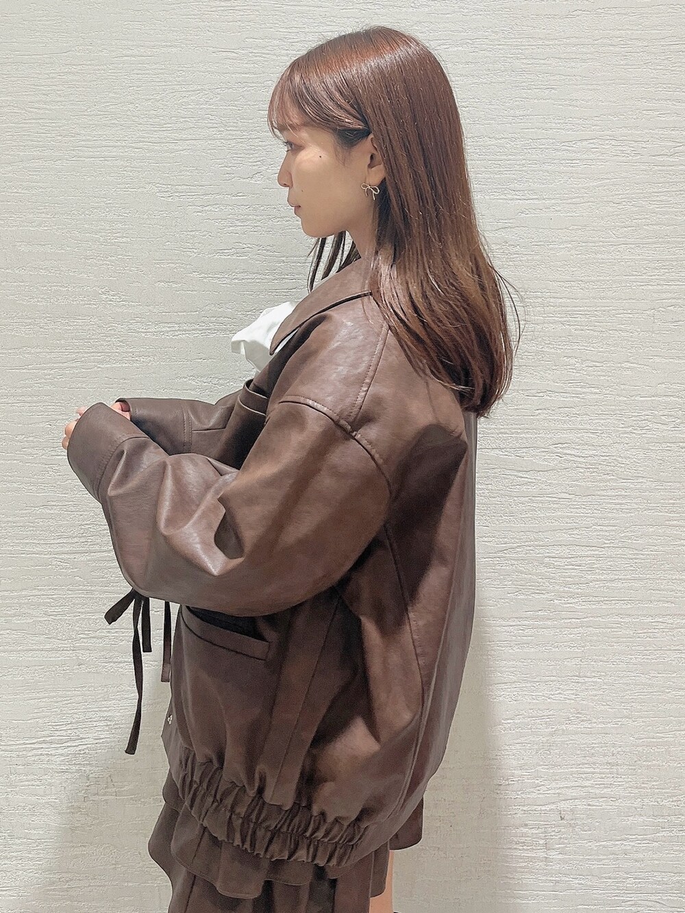 ブラック系のブーツ、ホワイト系のシャツ/ブラウス、ブラウン系のブルゾンを着用したレディースの秋コーディネートの7枚目の写真