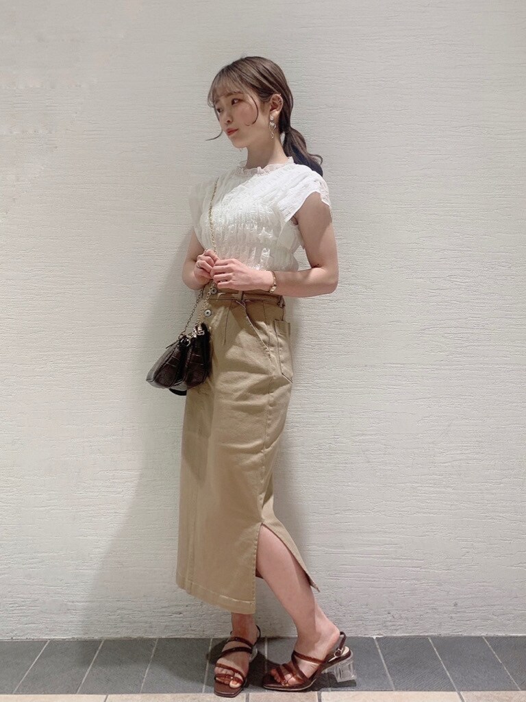 ホワイト系のシャツ/ブラウス、ベージュ系のスカート、ブラウン系のサンダルを着用したレディースの春コーディネートの8枚目の写真