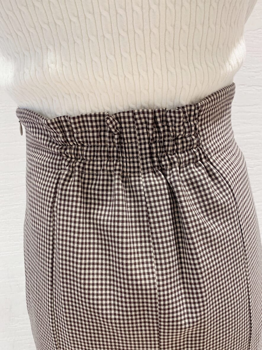 ホワイト系のパンプス、ブラウン系のスカート、ホワイト系のニット/セーターを着用したレディースの夏コーディネートの10枚目の写真