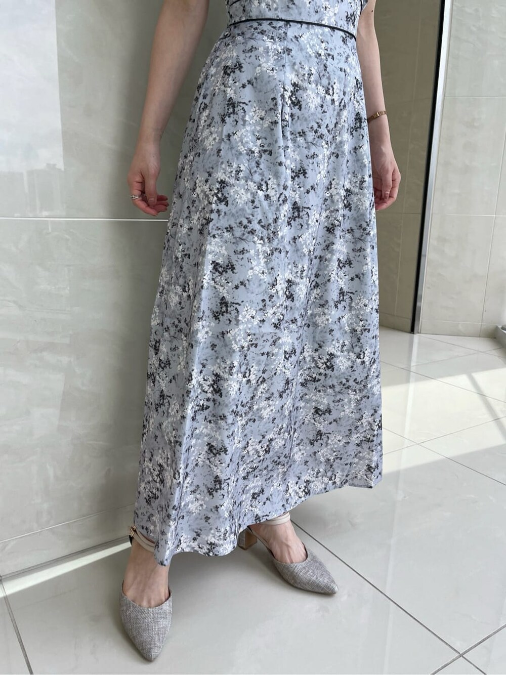 グレー系のワンピースを着用したレディースの秋コーディネートの10枚目の写真