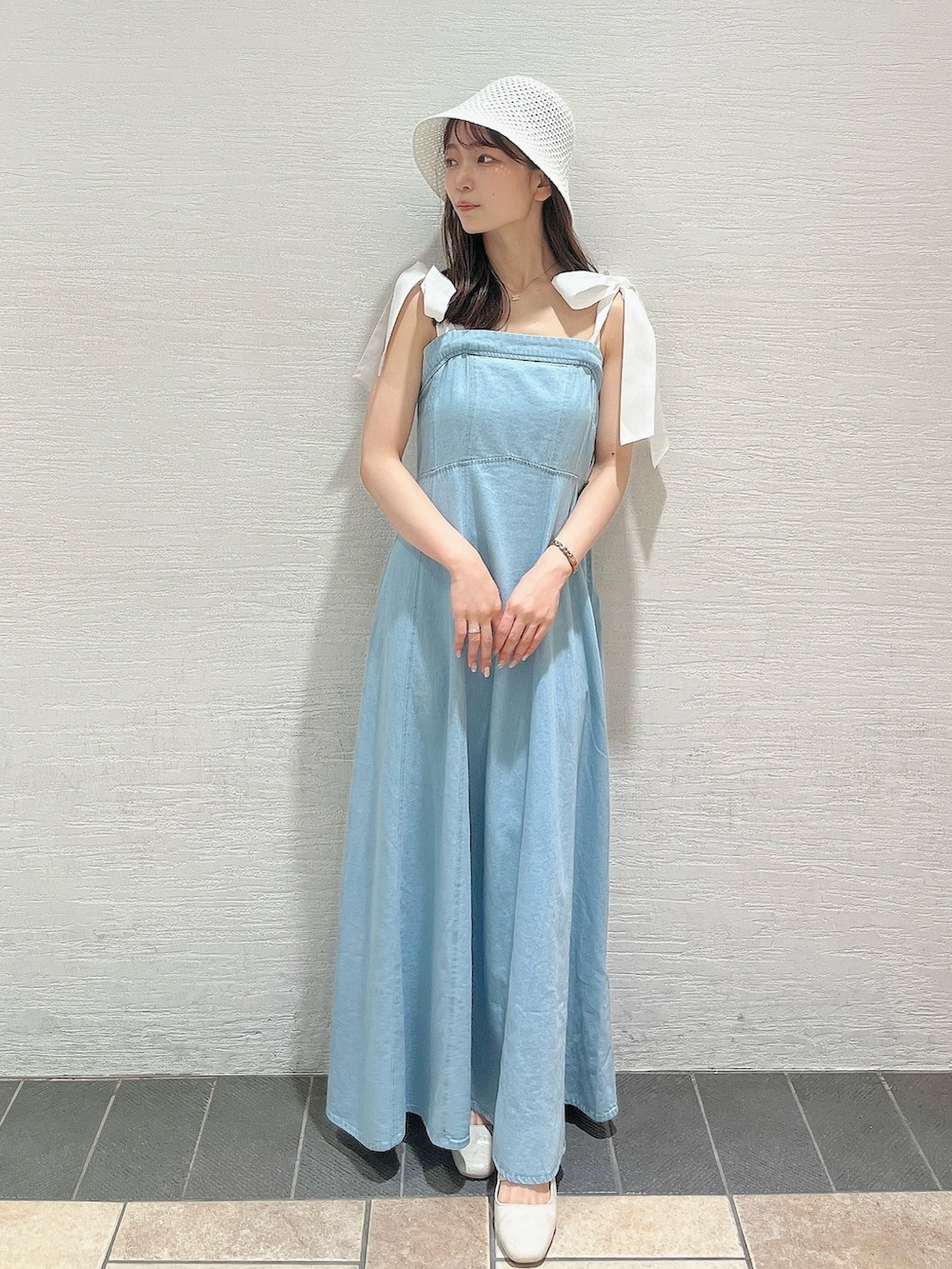 ホワイト系のカーディガン/ボレロ、ブルー系のワンピース、ホワイト系のパンプスを着用したレディースの夏コーディネートの5枚目の写真