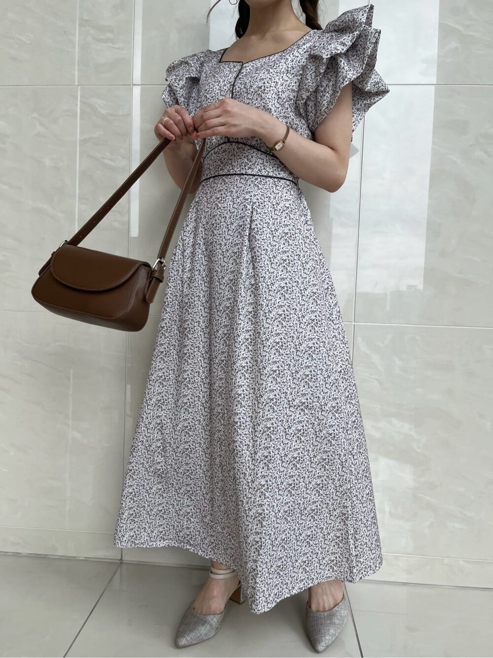 ホワイト系のワンピースを着用したレディースの夏コーディネートの10枚目の写真