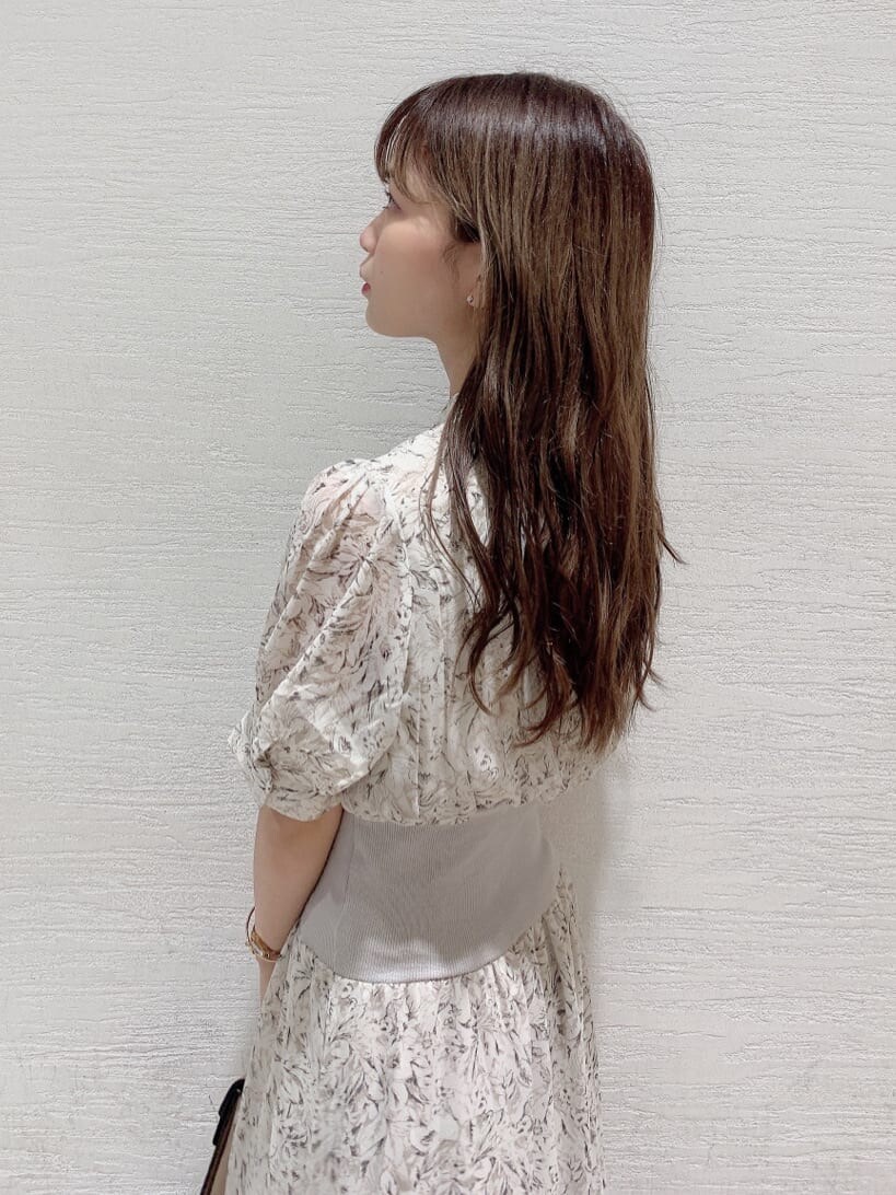 ホワイト系のブルゾン、ホワイト系のワンピース、ホワイト系のパンプスを着用したレディースの夏コーディネートの8枚目の写真