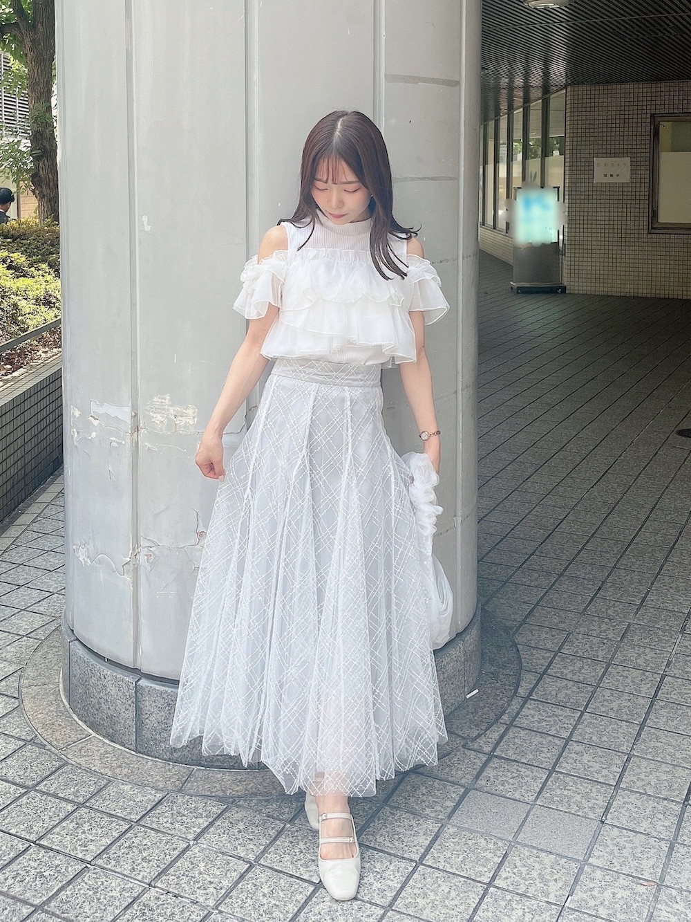 ホワイト系のTシャツ/カットソー、ホワイト系のパンプス、グレー系のスカートを着用したレディースの夏コーディネートの2枚目の写真