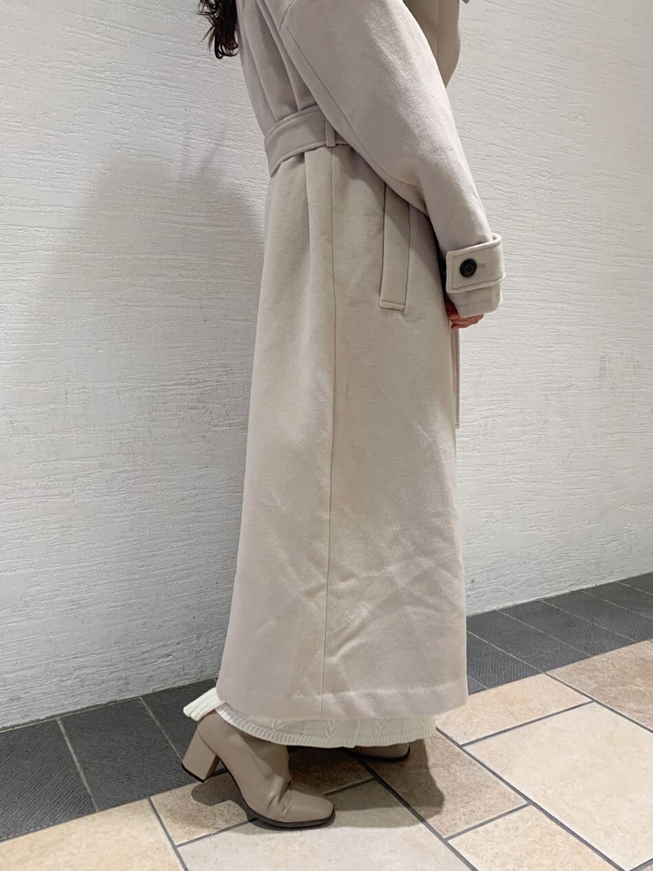 ホワイト系のその他アウター、ホワイト系のスカート、ホワイト系のニット/セーターを着用したレディースの秋コーディネートの4枚目の写真