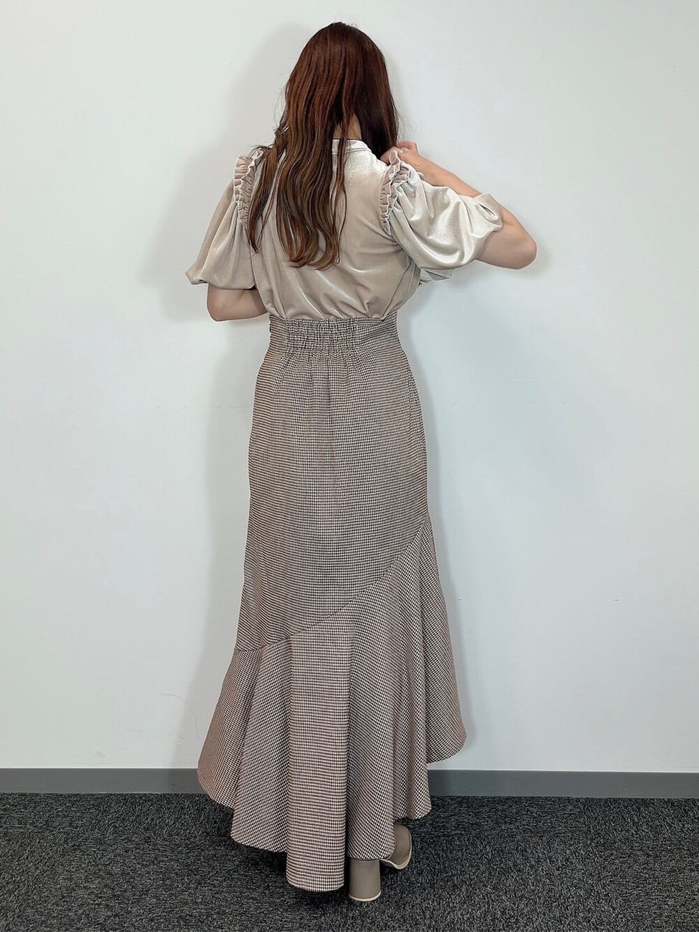 その他のスカート、ベージュ系のブーツ、ベージュ系のTシャツ/カットソーを着用したレディースの夏コーディネートの4枚目の写真