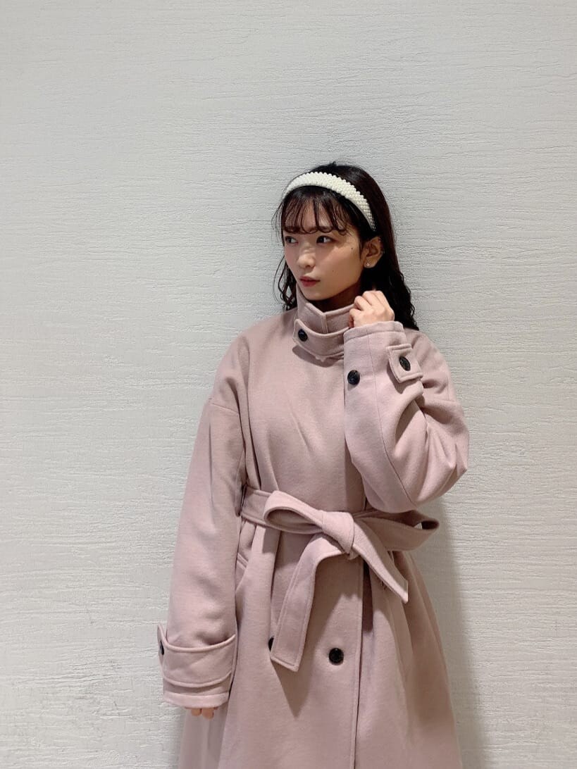 ピンク系のその他アウター、ブラウン系のブーツ、ベージュ系のスカートを着用したレディースの秋コーディネートの2枚目の写真