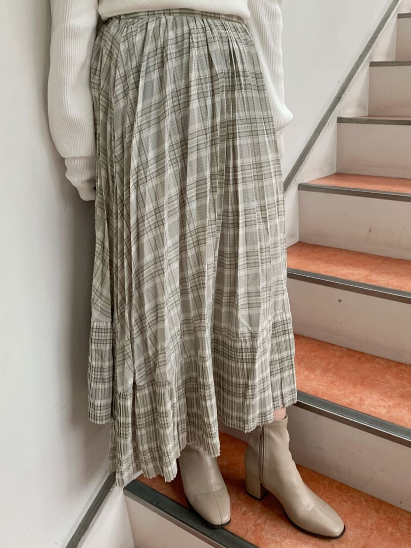 グリーン系のスカート、ホワイト系のニット/セーター、ベージュ系のブルゾンを着用したレディースの秋コーディネートの10枚目の写真