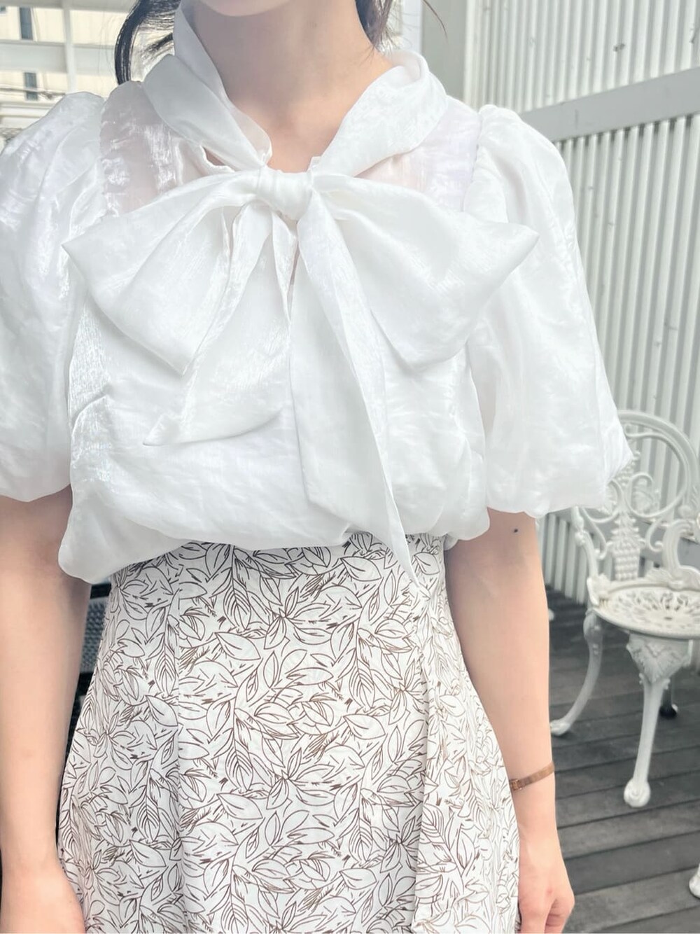 ホワイト系のスカート、ホワイト系のサンダル、ホワイト系のシャツ/ブラウスを着用したレディースの夏コーディネートの7枚目の写真