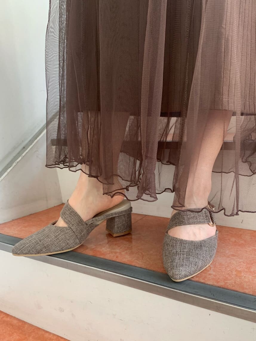 ブラウン系のワンピース、ブラウン系のパンプス、ベージュ系のハンドバッグを着用したレディースの秋コーディネートの9枚目の写真