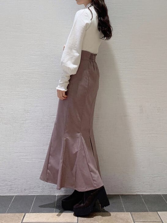 ピンク系のその他アウター、ブラウン系のブーツ、ベージュ系のスカートを着用したレディースの秋コーディネートの8枚目の写真