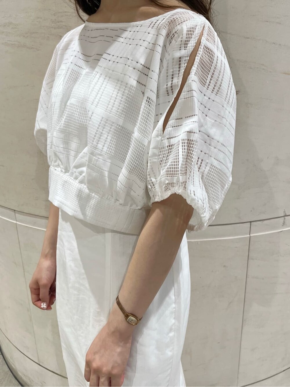 ホワイト系のワンピース、ホワイト系のサンダル、ベージュ系のハットを着用したレディースの夏コーディネートの7枚目の写真