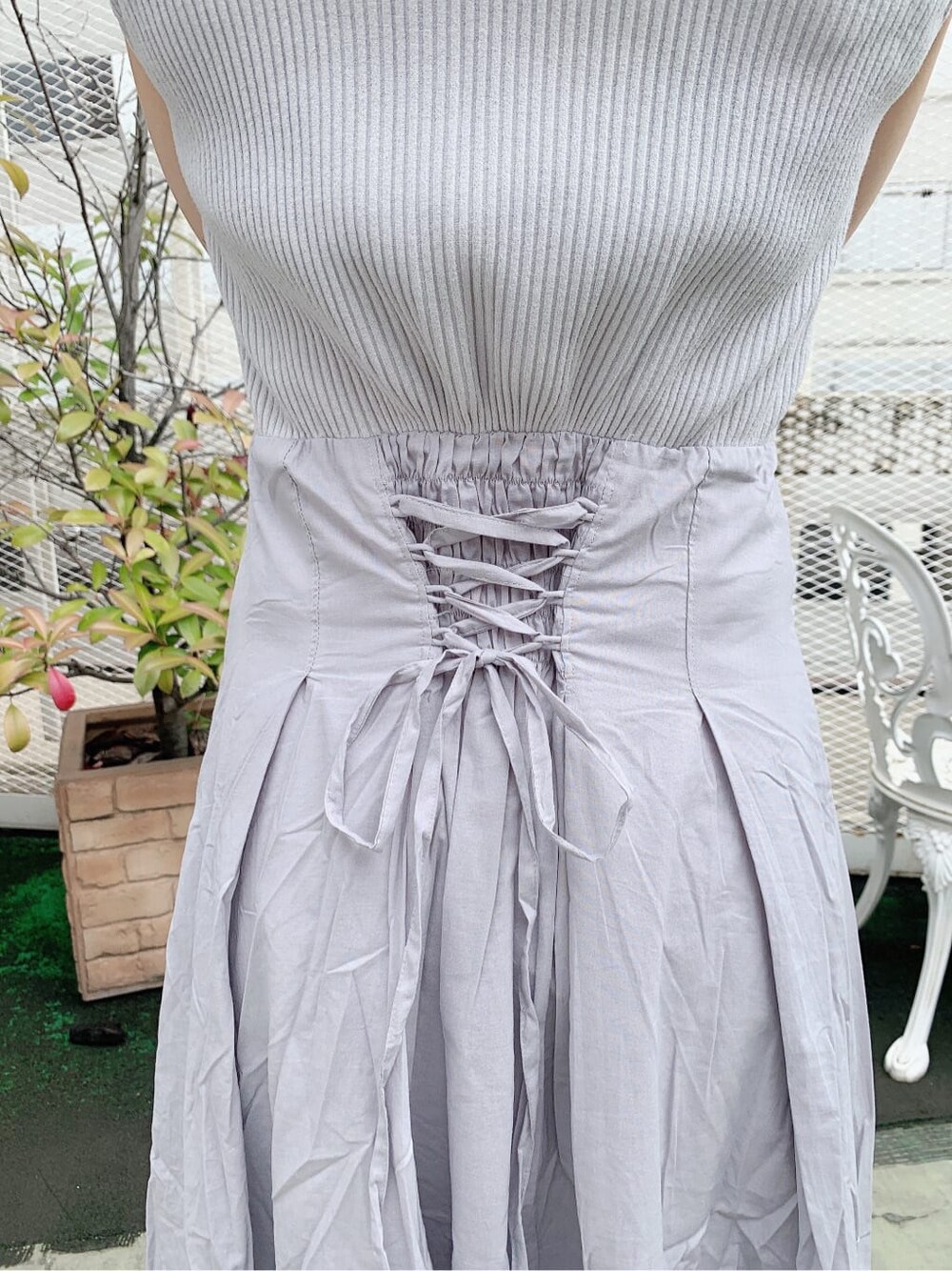 ブルー系のサンダル、グレー系のワンピース、ホワイト系のカーディガン/ボレロを着用したレディースの夏コーディネートの8枚目の写真