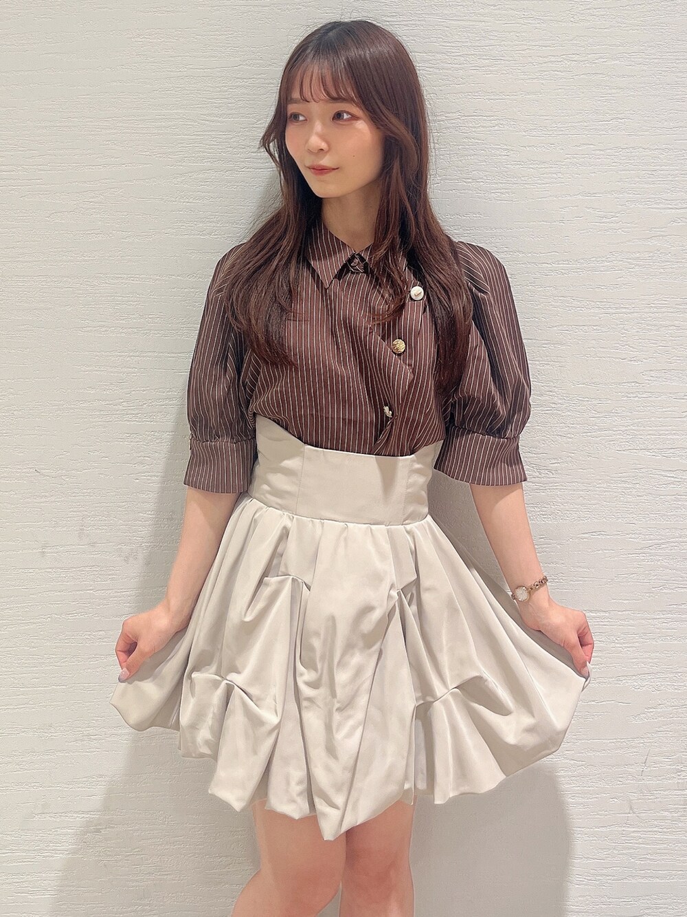 ブラウン系のシャツ/ブラウス、ベージュ系のスカート、ホワイト系のサンダルを着用したレディースの夏コーディネートの4枚目の写真