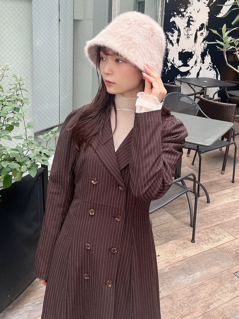 ホワイト系のTシャツ/カットソー、ブラウン系のワンピース、ホワイト系のブーツを着用したレディースの夏コーディネートの7枚目の写真