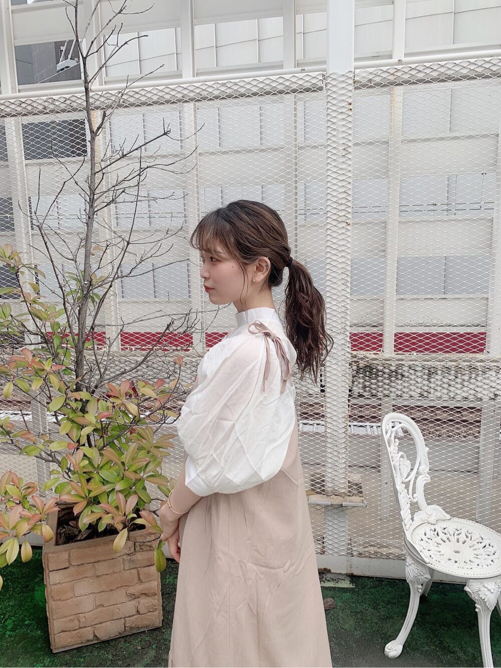 ホワイト系のシャツ/ブラウス、ベージュ系のワンピース、ブラウン系のサンダルを着用したレディースの夏コーディネートの7枚目の写真