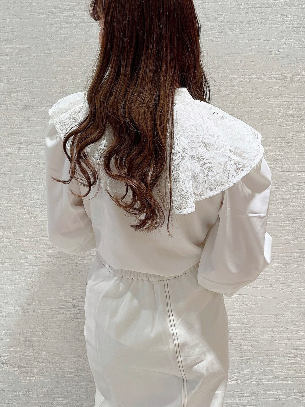 ホワイト系のシャツ/ブラウス、ホワイト系のパンプス、ホワイト系のハンドバッグを着用したレディースの春コーディネートの5枚目の写真