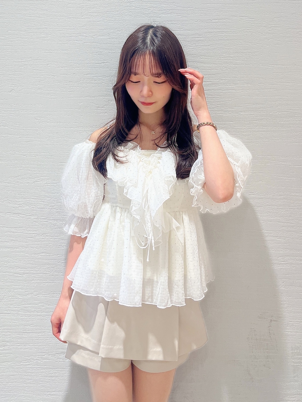 ホワイト系のシャツ/ブラウス、ベージュ系のその他パンツ、ブラウン系のローファーを着用したレディースの春コーディネートの6枚目の写真