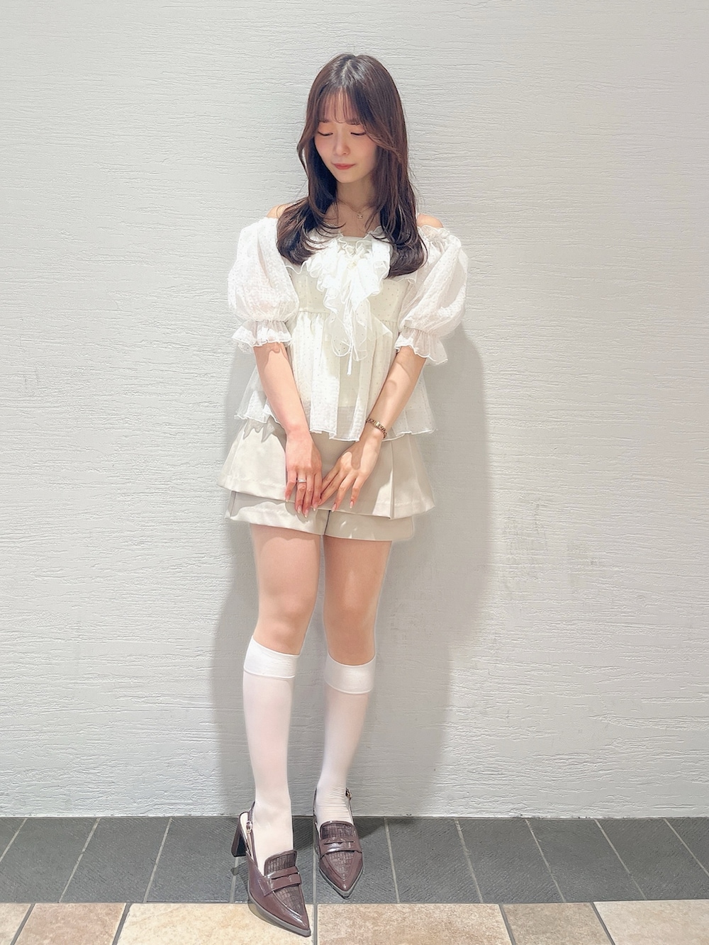 ホワイト系のシャツ/ブラウス、ベージュ系のその他パンツ、ブラウン系のローファーを着用したレディースの春コーディネートの2枚目の写真