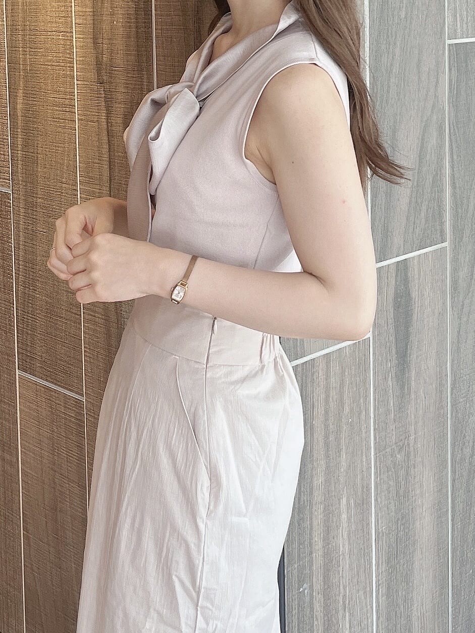 ベージュ系のサンダル、グレー系のニット/セーター、ベージュ系のスカートを着用したレディースの夏コーディネートの6枚目の写真