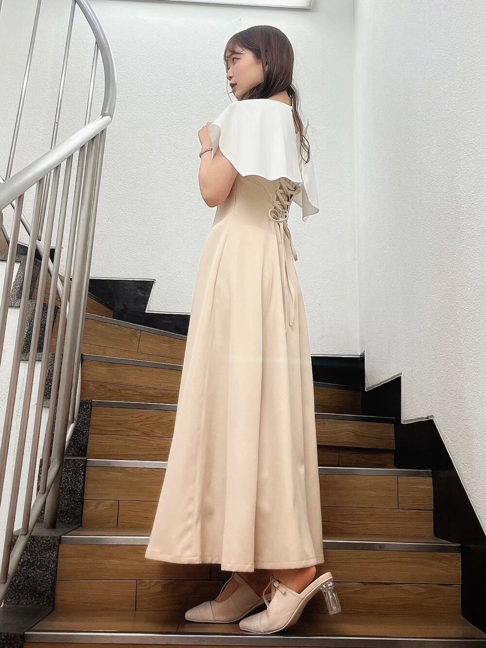 ベージュ系のワンピース、ホワイト系のパンプスを着用したレディースの夏コーディネートの2枚目の写真