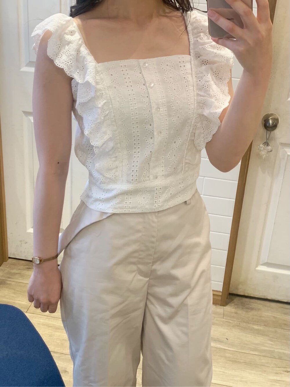 ベージュ系のサンダル、ホワイト系のシャツ/ブラウス、ホワイト系のその他パンツを着用したレディースの夏コーディネートの9枚目の写真