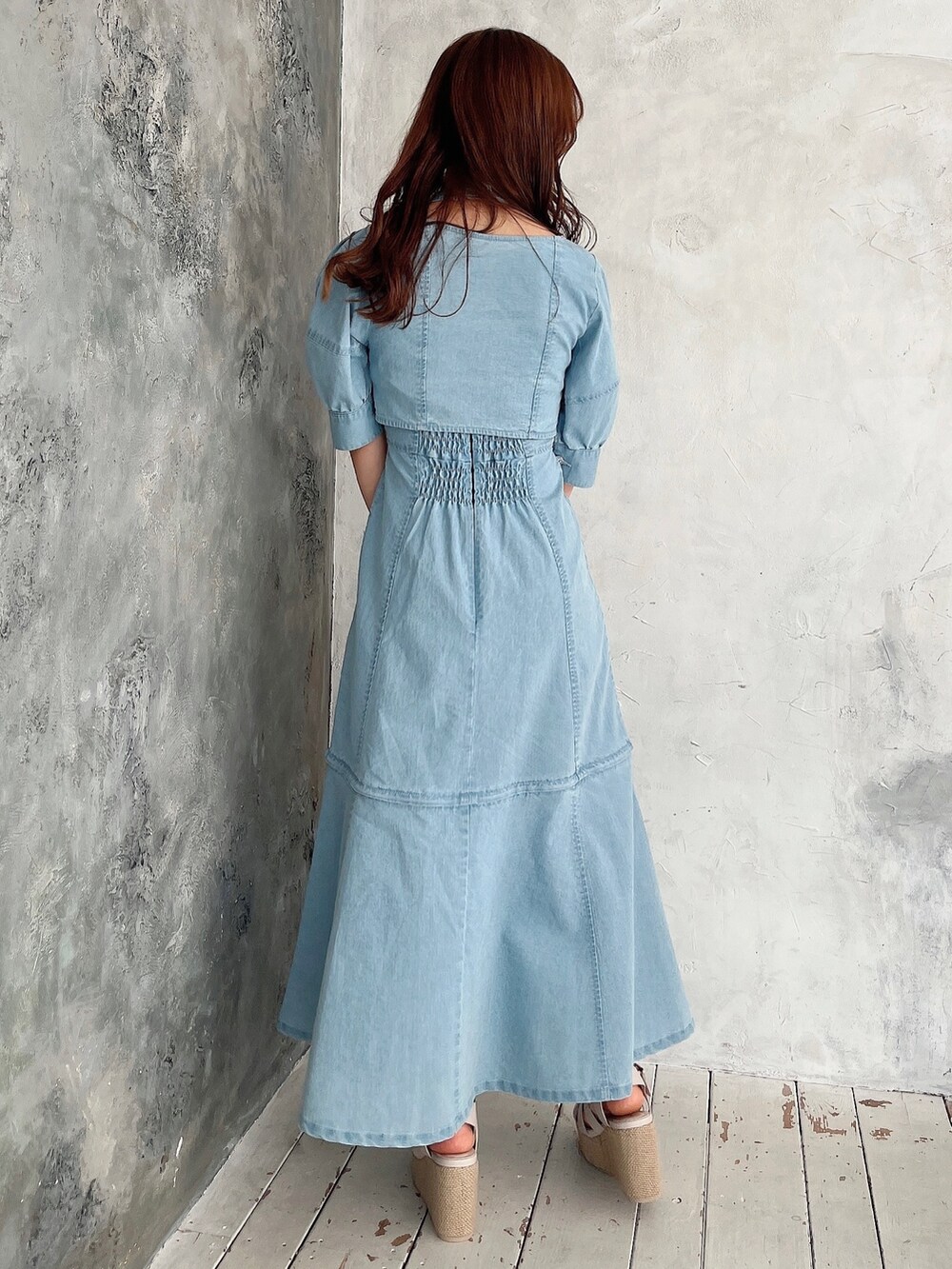 ブルー系のカーディガン/ボレロ、ブルー系のワンピース、ホワイト系のサンダルを着用したレディースの春コーディネートの4枚目の写真