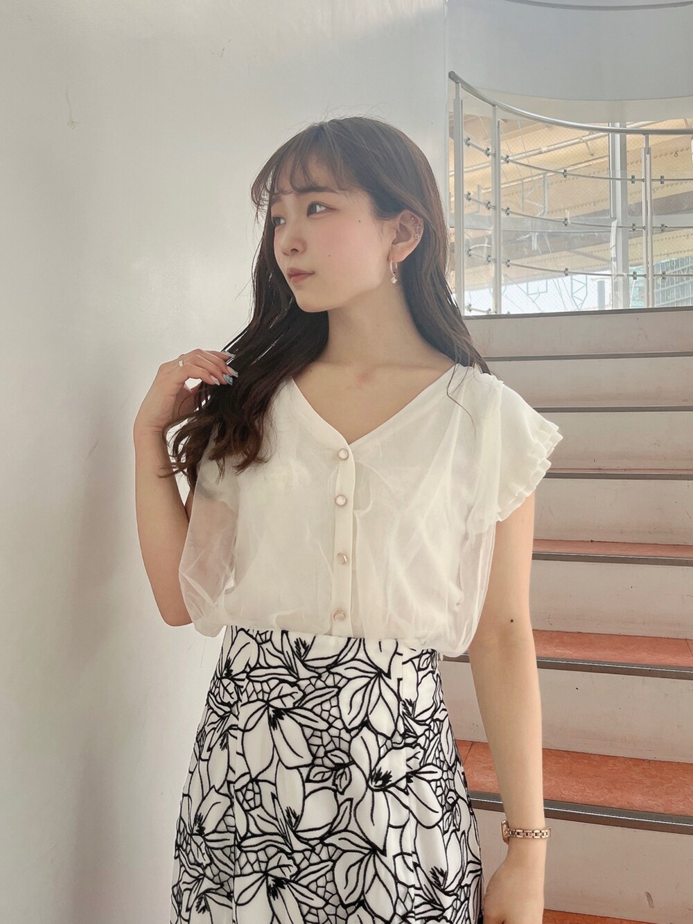 ホワイト系のパンプス、ホワイト系のスカート、ホワイト系のニット/セーターを着用したレディースの春コーディネートの5枚目の写真