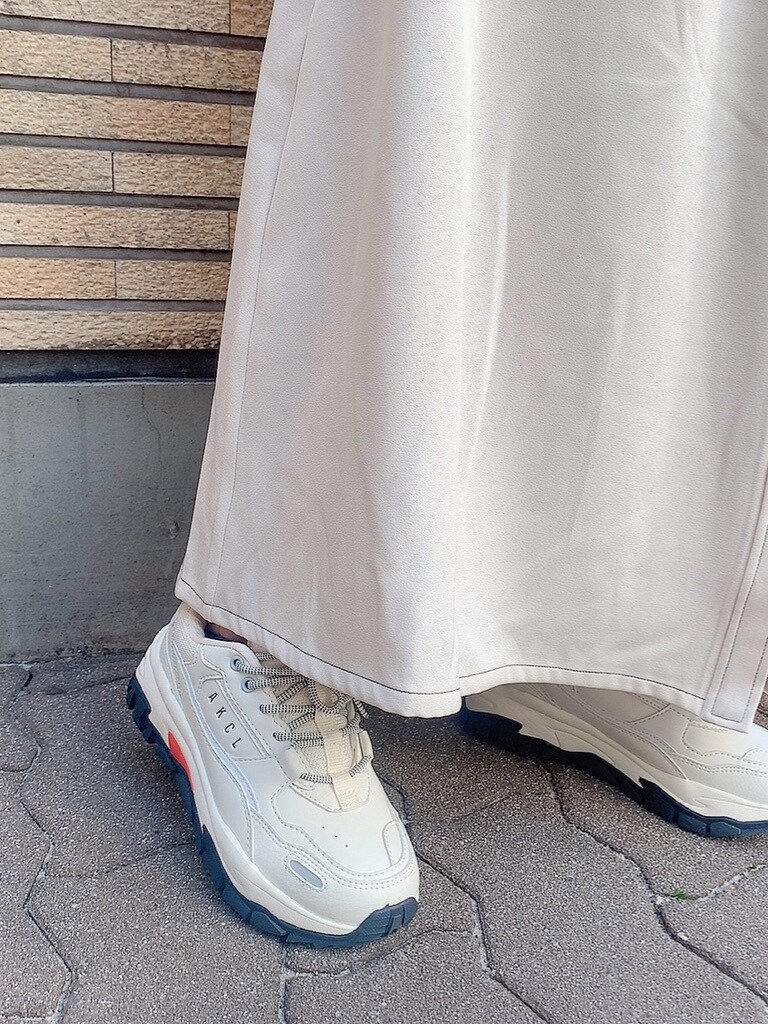 ホワイト系のワンピース、ホワイト系のスニーカーを着用したレディースの春コーディネートの8枚目の写真