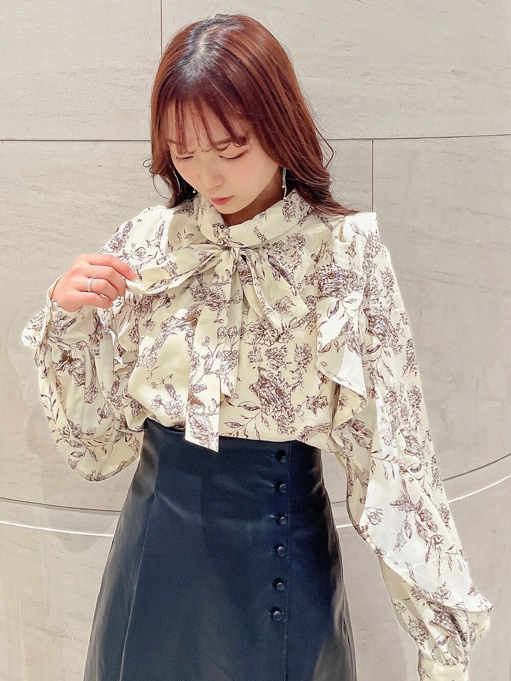 その他のシャツ/ブラウス、ブラック系のスカート、ブラウン系のブーツを着用したレディースの秋コーディネートの5枚目の写真