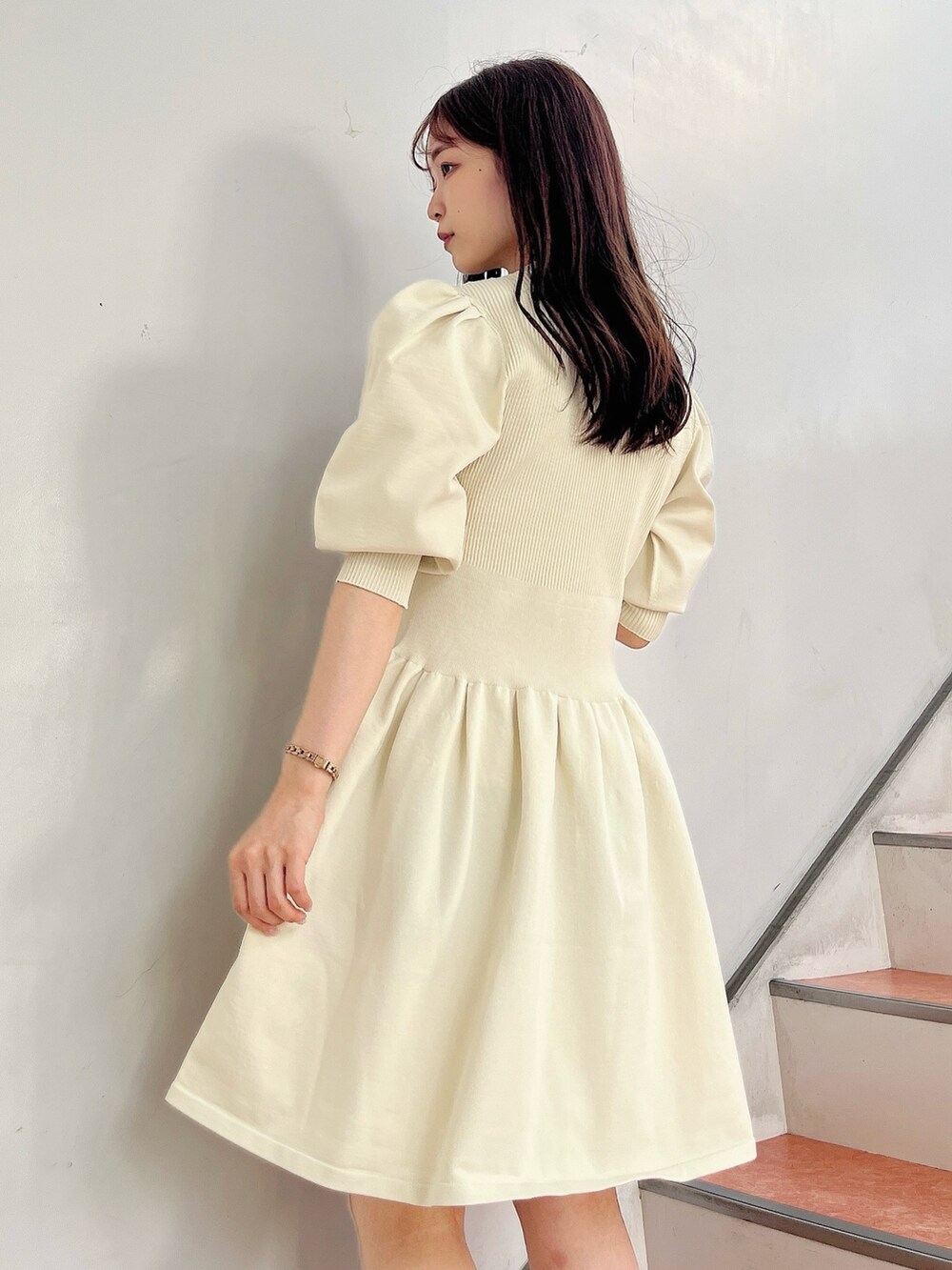 ベージュ系のブーツ、ホワイト系のワンピースを着用したレディースの秋コーディネートの6枚目の写真