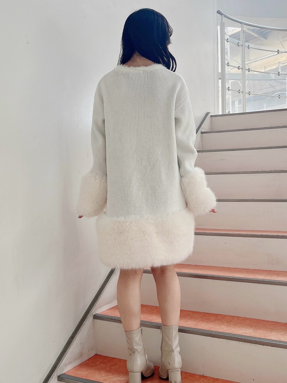 ベージュ系のブーツ、ホワイト系のワンピースを着用したレディースの冬コーディネートの4枚目の写真