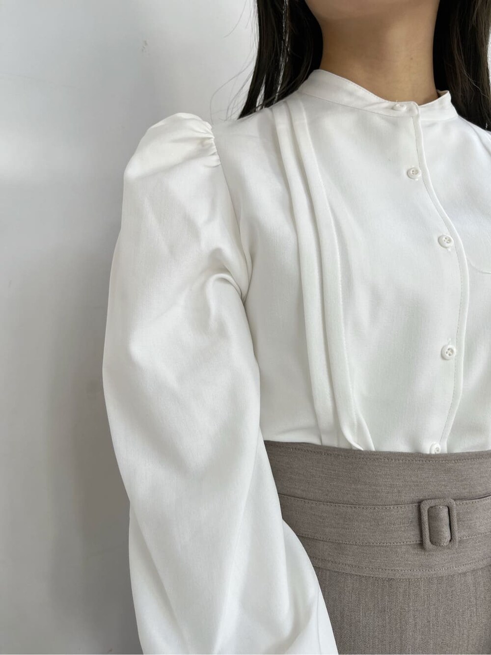 ホワイト系のシャツ/ブラウス、ベージュ系のローファー、ベージュ系のスカートを着用したレディースの冬コーディネートの8枚目の写真