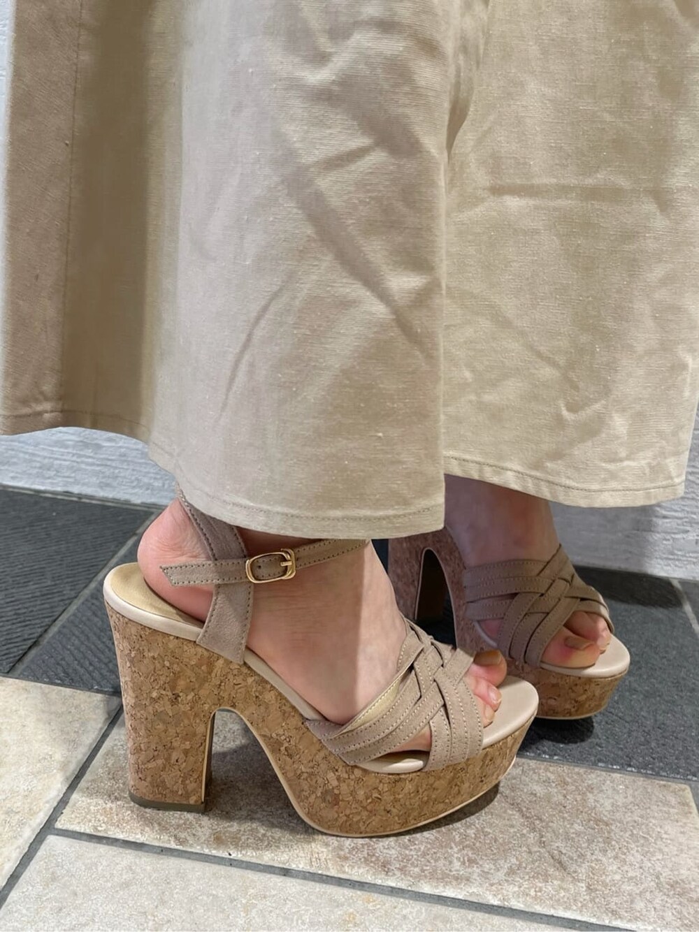 ベージュ系のサンダル、ベージュ系のワンピース、ホワイト系のTシャツ/カットソーを着用したレディースの春コーディネートの10枚目の写真