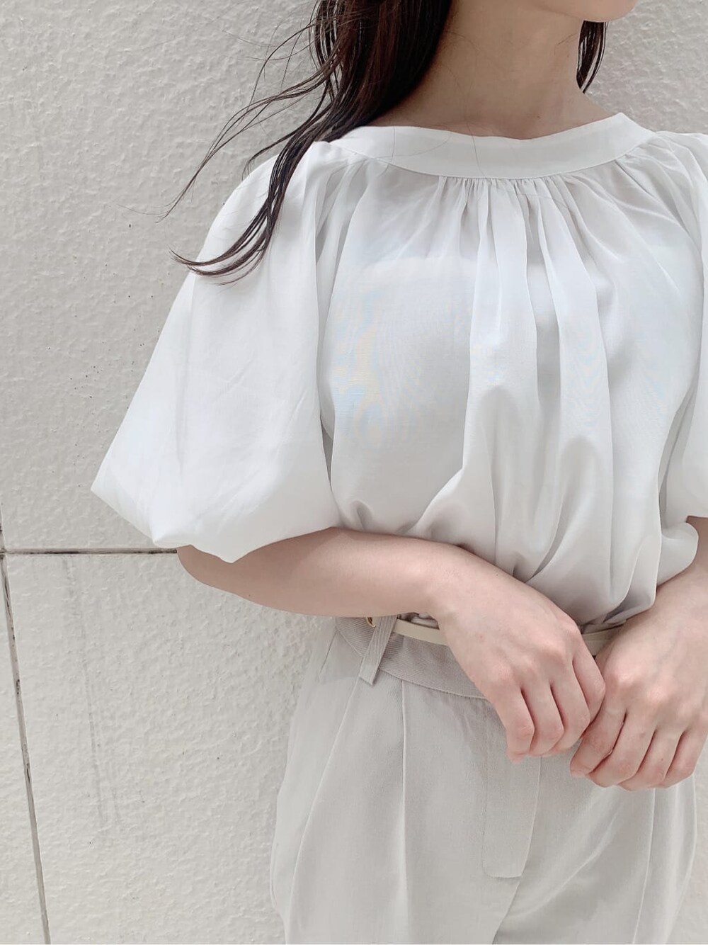 ベージュ系のサンダル、ホワイト系のシャツ/ブラウス、ホワイト系のその他パンツを着用したレディースの夏コーディネートの6枚目の写真