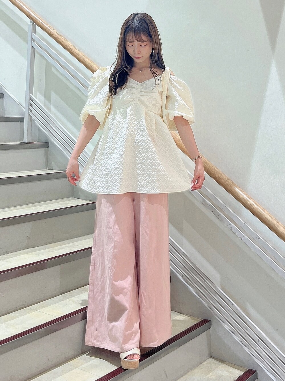 ホワイト系のシャツ/ブラウス、ピンク系のデニムパンツを着用したレディースの夏コーディネートの2枚目の写真